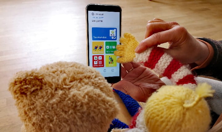 Two puppets playing with the Kikus app