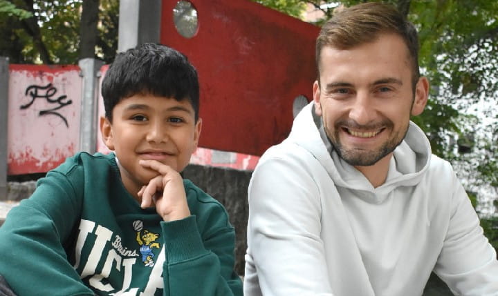 A Kinderheld teacher and his client
