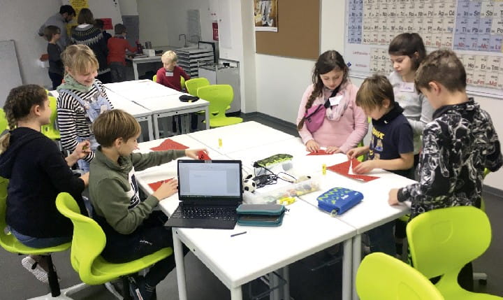 Young students participating in the Universitätsschule